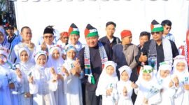 Gubernur Sumatera Selatan didampingi jajaran panitia melakukan sesi foto bersama  dengan anak-anak di sela Konser Amal Wali Band