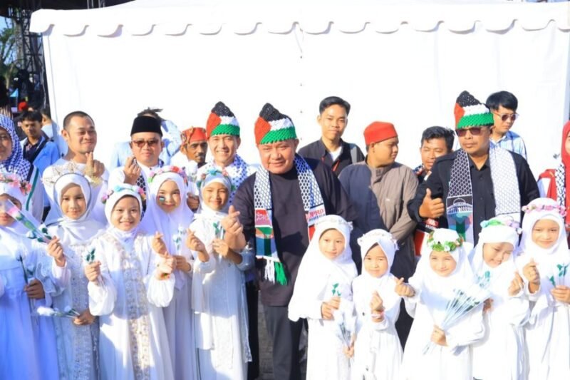 Gubernur Sumatera Selatan didampingi jajaran panitia melakukan sesi foto bersama  dengan anak-anak di sela Konser Amal Wali Band