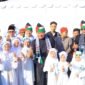 Gubernur Sumatera Selatan didampingi jajaran panitia melakukan sesi foto bersama  dengan anak-anak di sela Konser Amal Wali Band