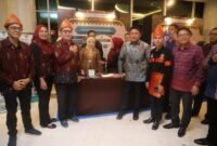 Gubernur Sumatera Selatan melakukan sesi foto bersama dengan jajaran tenaga medis dan panitia saat meninjau booth pameran RSUD Dr. Ernaldi Bahar di The Alana Hotel and Convention Center