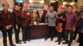 Gubernur Sumatera Selatan melakukan sesi foto bersama dengan jajaran tenaga medis dan panitia saat meninjau booth pameran RSUD Dr. Ernaldi Bahar di The Alana Hotel and Convention Center