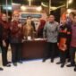 Gubernur Sumatera Selatan melakukan sesi foto bersama dengan jajaran tenaga medis dan panitia saat meninjau booth pameran RSUD Dr. Ernaldi Bahar di The Alana Hotel and Convention Center
