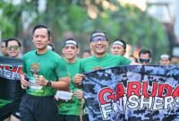 Agus Harimurti Yudhoyono berlari bersama para peserta di kawasan Monumen Nasional