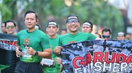 Agus Harimurti Yudhoyono berlari bersama para peserta di kawasan Monumen Nasional