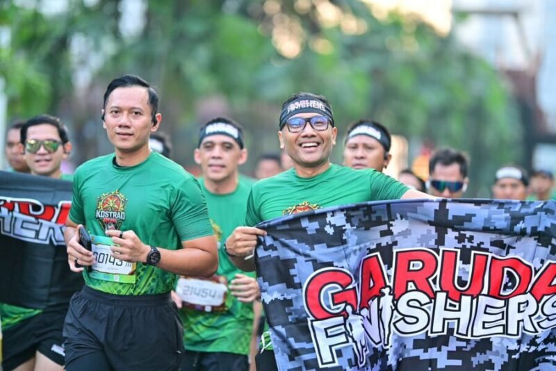 Agus Harimurti Yudhoyono berlari bersama para peserta di kawasan Monumen Nasional