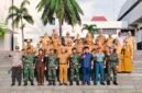 Forkopimda Provinsi Lampung, TNI, Polri, dan Pemerintah Provinsi Lampung melakukan foto bersama usai Upacara Bulanan di Kompleks Kantor Gubernur Lampung