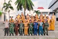Forkopimda Provinsi Lampung, TNI, Polri, dan Pemerintah Provinsi Lampung melakukan foto bersama usai Upacara Bulanan di Kompleks Kantor Gubernur Lampung