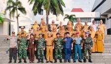 Forkopimda Provinsi Lampung, TNI, Polri, dan Pemerintah Provinsi Lampung melakukan foto bersama usai Upacara Bulanan di Kompleks Kantor Gubernur Lampung