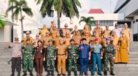 Forkopimda Provinsi Lampung, TNI, Polri, dan Pemerintah Provinsi Lampung melakukan foto bersama usai Upacara Bulanan di Kompleks Kantor Gubernur Lampung