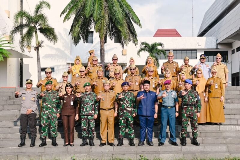 Forkopimda Provinsi Lampung, TNI, Polri, dan Pemerintah Provinsi Lampung melakukan foto bersama usai Upacara Bulanan di Kompleks Kantor Gubernur Lampung