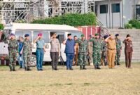 Jajaran unsur Forum Koordinasi Pimpinan Daerah (Forkopimda) Provinsi Lampung memberikan penghormatan khidmat saat mengikuti Upacara Bulanan Bersama di Lapangan Korpri