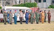 Jajaran unsur Forum Koordinasi Pimpinan Daerah (Forkopimda) Provinsi Lampung memberikan penghormatan khidmat saat mengikuti Upacara Bulanan Bersama di Lapangan Korpri