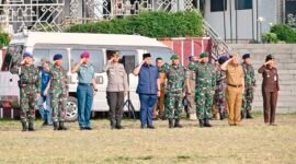 Jajaran unsur Forum Koordinasi Pimpinan Daerah (Forkopimda) Provinsi Lampung memberikan penghormatan khidmat saat mengikuti Upacara Bulanan Bersama di Lapangan Korpri