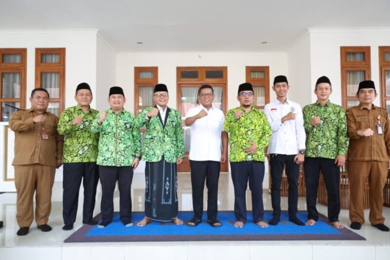 Gubernur Banten berfoto bersama pengurus DMI Provinsi Banten saat menerima kunjungan kerja di Gedung Negara Provinsi Banten