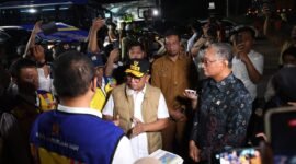 Andra Soni mendampingi Menteri Pekerjaan Umum (PU) RI Dody Hanggodo saat meninjau ruas Jalan Serdang–Bojonegara–Merak di Jalan Raya Bojonegara, Kabupaten Serang