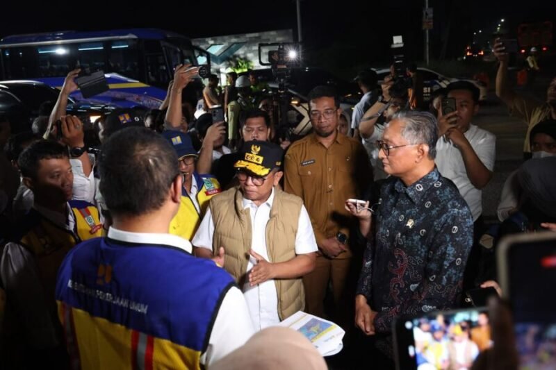Andra Soni mendampingi Menteri Pekerjaan Umum (PU) RI Dody Hanggodo saat meninjau ruas Jalan Serdang–Bojonegara–Merak di Jalan Raya Bojonegara, Kabupaten Serang