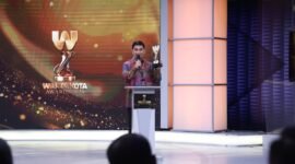 Wakil Gubernur Banten menyampaikan apresiasi menerima penghargaan Warta Kota Awards 2026 yang diraih Pemprov Banten atas komitmen dalam pembangunan infrastruktur jalan desa berkelanjutan, di Jakarta