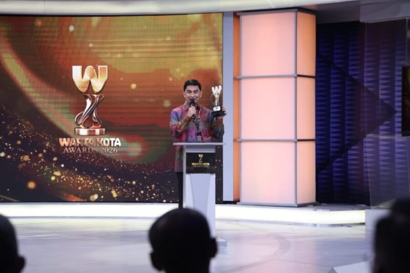 Wakil Gubernur Banten menyampaikan apresiasi menerima penghargaan Warta Kota Awards 2026 yang diraih Pemprov Banten atas komitmen dalam pembangunan infrastruktur jalan desa berkelanjutan, di Jakarta