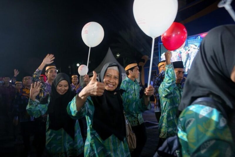Kafilah dari salah satu kabupaten mengikuti pawai ta'aruf pada pembukaan Musabaqah Tilawatil Qur'an (MTQ) XXIII Provinsi Banten di Kawasan Pusat Pemerintahan Provinsi Banten (KP3B), Curug, Kota Serang

