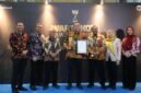 Wali Kota Bekasi Tri Adhianto dan Jajaran Pemkot Bekasi berfoto  bersama usai acara penghargaan Warta Kota Awards 2026 kategori Anugerah Program Lingkungan dan Ketahanan Kota Berkelanjutan Terbaik.