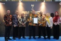 Wali Kota Bekasi Tri Adhianto dan Jajaran Pemkot Bekasi berfoto  bersama usai acara penghargaan Warta Kota Awards 2026 kategori Anugerah Program Lingkungan dan Ketahanan Kota Berkelanjutan Terbaik.