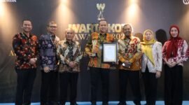 Wali Kota Bekasi Tri Adhianto dan Jajaran Pemkot Bekasi berfoto  bersama usai acara penghargaan Warta Kota Awards 2026 kategori Anugerah Program Lingkungan dan Ketahanan Kota Berkelanjutan Terbaik.
