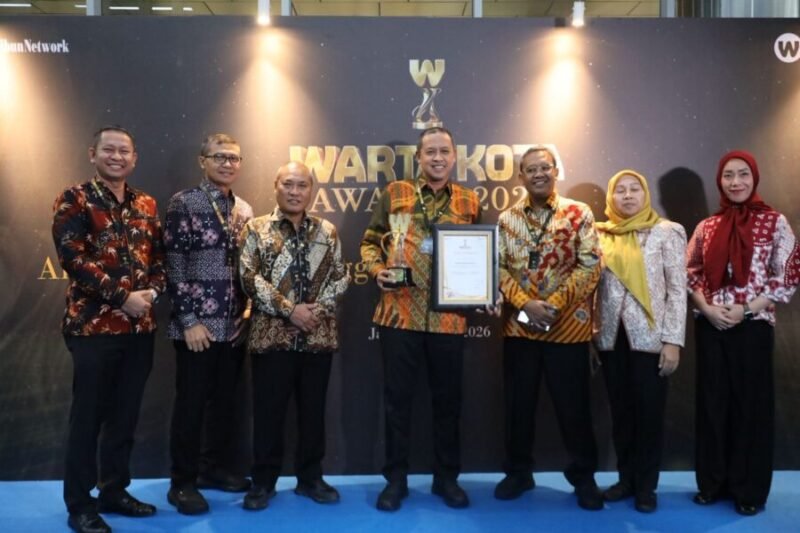 Wali Kota Bekasi Tri Adhianto dan Jajaran Pemkot Bekasi berfoto  bersama usai acara penghargaan Warta Kota Awards 2026 kategori Anugerah Program Lingkungan dan Ketahanan Kota Berkelanjutan Terbaik.