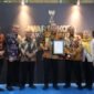 Wali Kota Bekasi Tri Adhianto dan Jajaran Pemkot Bekasi berfoto  bersama usai acara penghargaan Warta Kota Awards 2026 kategori Anugerah Program Lingkungan dan Ketahanan Kota Berkelanjutan Terbaik.
