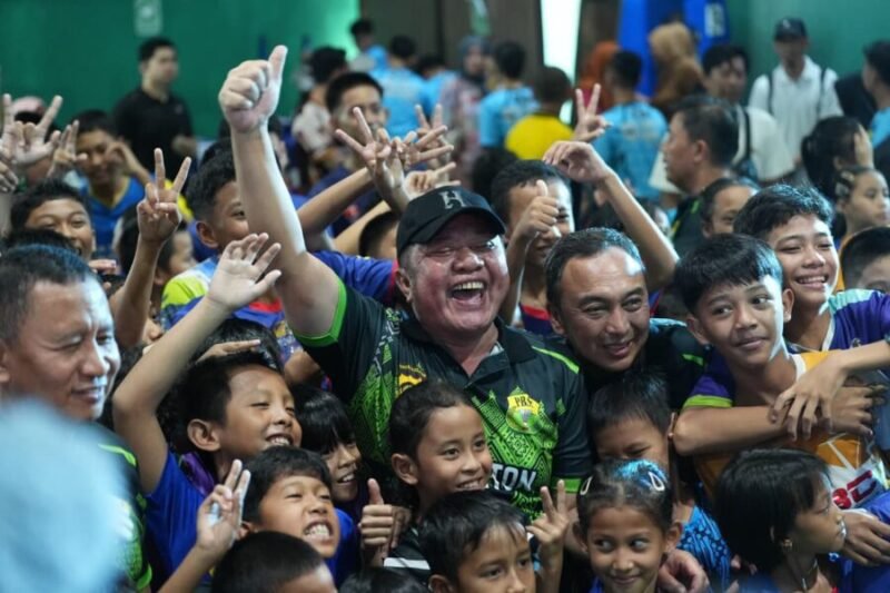 Dr. H. Herman Deru menghadiri pembukaan Kejuaraan Kapolda Sumsel Cup VI 2026 di GOR Badminton Drs. Warsito