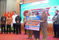 Penyerahan secara simbolis bantuan 1.000 akun Canva Premium senilai Rp1,14 Miliar kepada perwakilan wirausahawan muda menjadi salah satu agenda utama dalam Opening Ceremony Sultan Muda Fair 2026 di Kantor Otoritas Jasa Keuangan