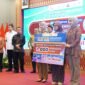 Penyerahan secara simbolis bantuan 1.000 akun Canva Premium senilai Rp1,14 Miliar kepada perwakilan wirausahawan muda menjadi salah satu agenda utama dalam Opening Ceremony Sultan Muda Fair 2026 di Kantor Otoritas Jasa Keuangan
