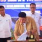 Gubernur Sumatera Selatan menandatangani dokumen Perjanjian Kerja Sama Pembangunan Flyover pada Perlintasan Sebidang JPL 99 dan JPL 111 Kabupaten Muara Enim