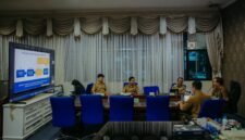 Marindo Kurniawan memimpin jalannya rapat Sosialisasi Pengisian dan Pemutakhiran Data pada Sistem Informasi Pemerintah Daerah Badan Usaha Milik Daerah