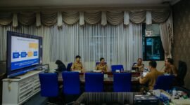 Marindo Kurniawan memimpin jalannya rapat Sosialisasi Pengisian dan Pemutakhiran Data pada Sistem Informasi Pemerintah Daerah Badan Usaha Milik Daerah
