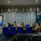 Marindo Kurniawan memimpin jalannya rapat Sosialisasi Pengisian dan Pemutakhiran Data pada Sistem Informasi Pemerintah Daerah Badan Usaha Milik Daerah