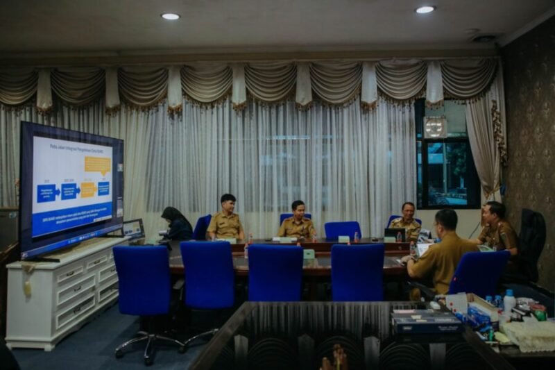 Marindo Kurniawan memimpin jalannya rapat Sosialisasi Pengisian dan Pemutakhiran Data pada Sistem Informasi Pemerintah Daerah Badan Usaha Milik Daerah