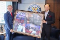 Harimurti Yudhoyono bersama Duta Besar Kanada untuk Indonesia dan Timor-Leste, H.E. Jess Dutton menunjukkan bingkai foto kolase kenangan saat kunjungan kehormatan sekaligus perpisahan (farewell courtesy call)