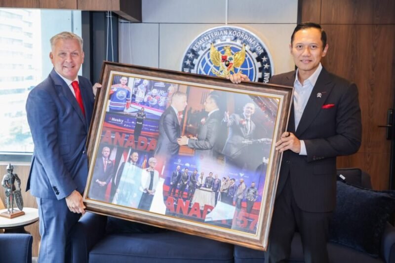 Harimurti Yudhoyono bersama Duta Besar Kanada untuk Indonesia dan Timor-Leste, H.E. Jess Dutton menunjukkan bingkai foto kolase kenangan saat kunjungan kehormatan sekaligus perpisahan (farewell courtesy call)