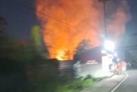Kebakaran lahan kosong akibat pembakaran sampah di Samberembe, Candibinangun, Pakem, Sleman