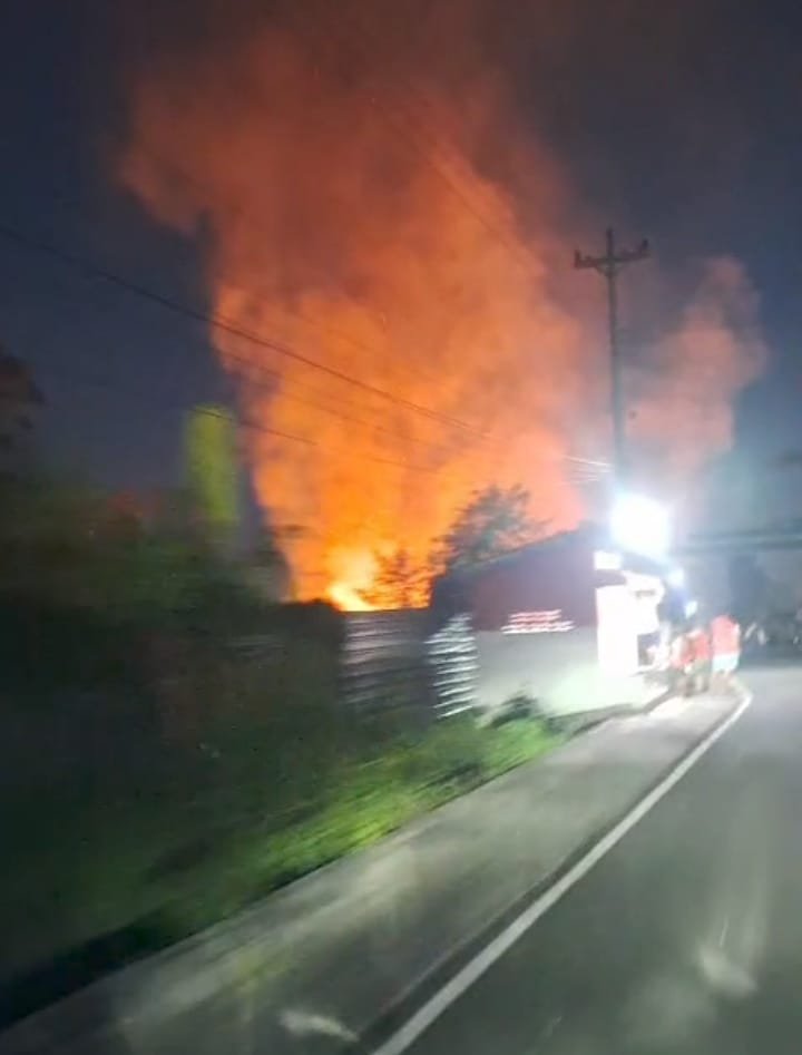 Kebakaran lahan kosong akibat pembakaran sampah di Samberembe, Candibinangun, Pakem, Sleman