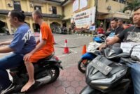 tersangka didampingi pemeran pengganti memperagakan adegan mengendarai sepeda motor saat rekonstruksi kasus kekerasan terhadap anak di Mapolresta Yogyakarta