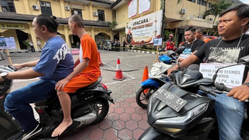 tersangka didampingi pemeran pengganti memperagakan adegan mengendarai sepeda motor saat rekonstruksi kasus kekerasan terhadap anak di Mapolresta Yogyakarta