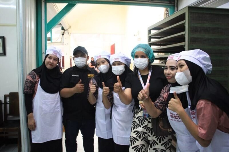 Delegasi internasional foto bersama karyawan usai menyaksikan proses pembuatan bakpia di Bakpia Pathok 25, Yogyakarta
