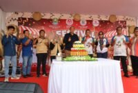 Tri Adhianto bersama jajaran perangkat daerah dan perwakilan paguyuban menunjukkan jajanan pasar tradisional saat menghadiri Festival Jajanan Pasar di Kota Bekasi