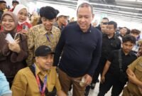 Wali Kota Bekasi berbincang dengan peserta penyandang disabilitas saat meninjau Job Fair Kota Bekasi 2026 di Mega Bekasi