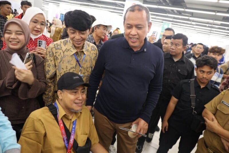 Wali Kota Bekasi berbincang dengan peserta penyandang disabilitas saat meninjau Job Fair Kota Bekasi 2026 di Mega Bekasi