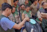 Peserta bimbingan teknis menyimak praktik pembuatan Pupuk Hayati Cair (PHC) pada kegiatan yang digelar Pemerintah Provinsi Lampung di Bapelkes Lampung
