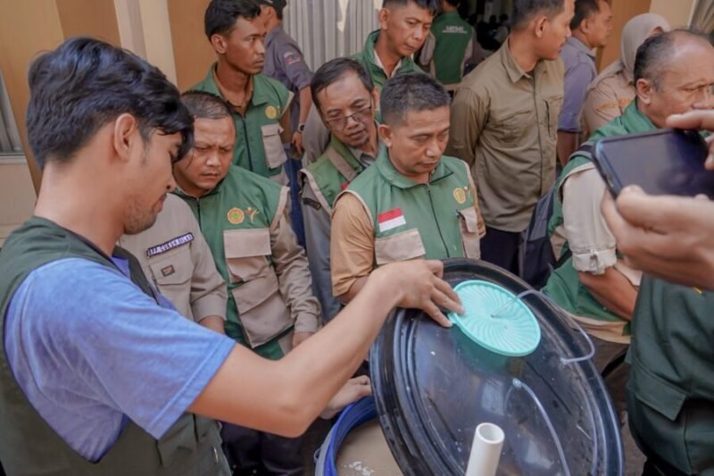 Peserta bimbingan teknis menyimak praktik pembuatan Pupuk Hayati Cair (PHC) pada kegiatan yang digelar Pemerintah Provinsi Lampung di Bapelkes Lampung
