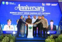 Dr. H. Herman Deru bersama jajaran pimpinan daerah dan manajemen RSUD melakukan penekanan tombol bersama sebagai simbolis komitmen pelayanan pada malam puncak HUT ke-8 RSUD Siti Fatimah Provinsi Sumsel di Palembang