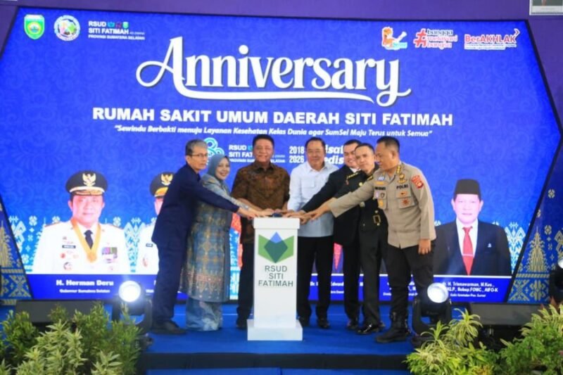 Dr. H. Herman Deru bersama jajaran pimpinan daerah dan manajemen RSUD melakukan penekanan tombol bersama sebagai simbolis komitmen pelayanan pada malam puncak HUT ke-8 RSUD Siti Fatimah Provinsi Sumsel di Palembang